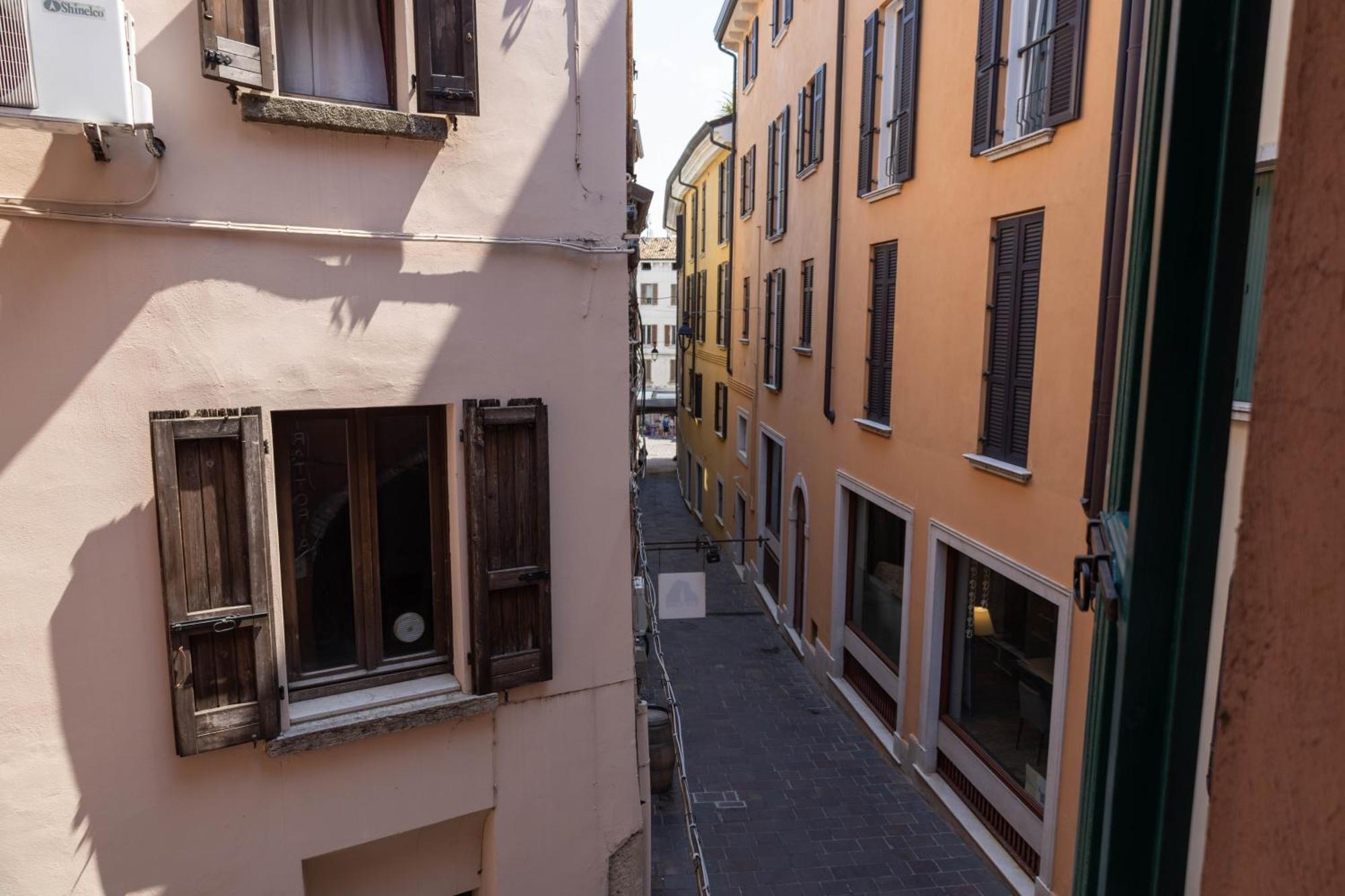 Ora Apartment Desenzano del Garda Bagian luar foto