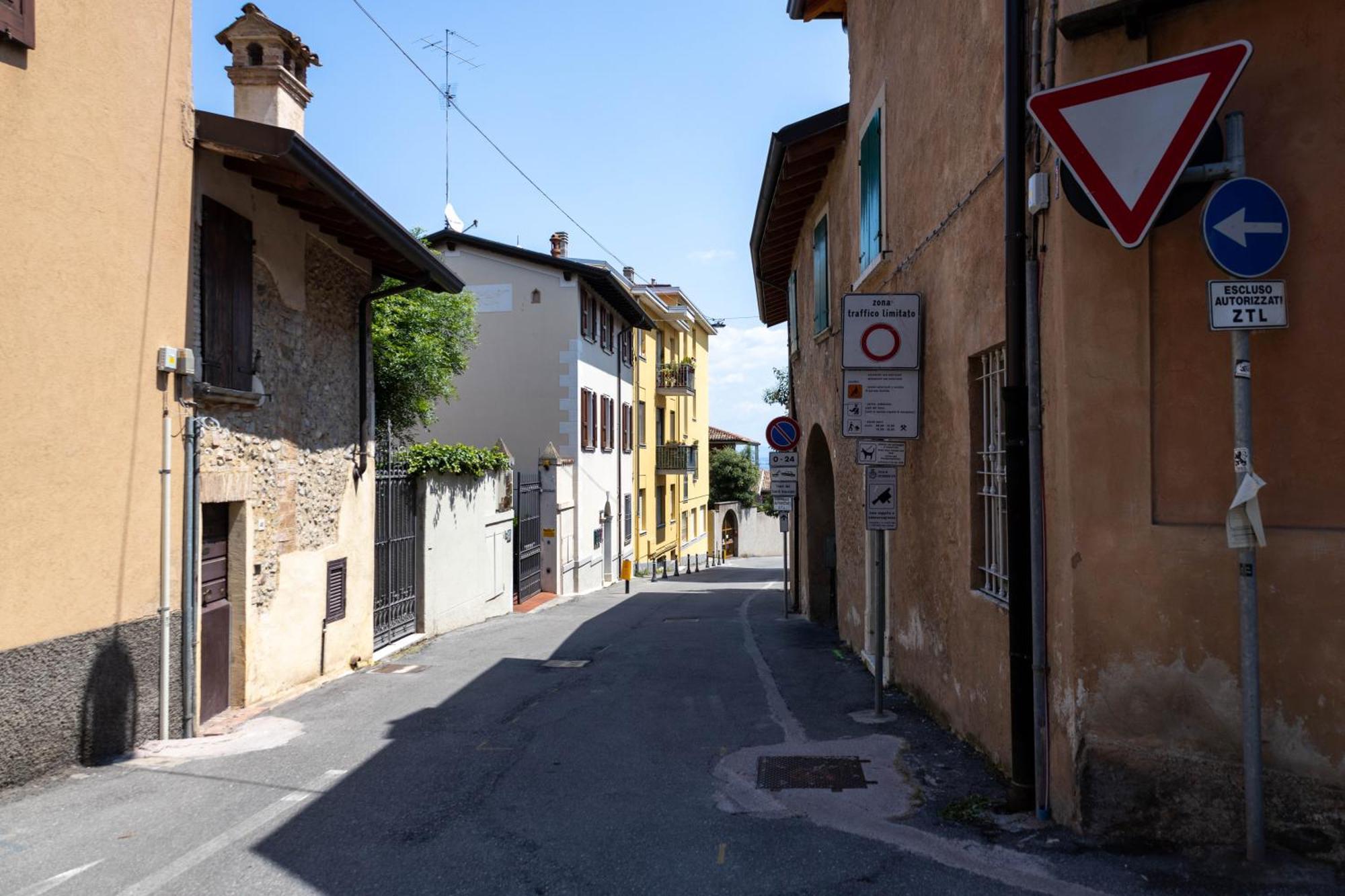 Ora Apartment Desenzano del Garda Bagian luar foto